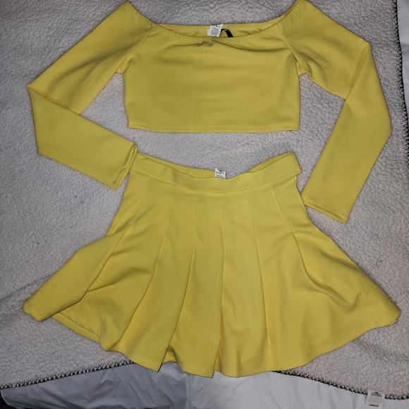 NWT Dolls Kill Sexy Lemon 🍋 Yellow Pleated Skirt Set . - Picture 4 of 7